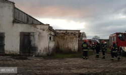 W Czerńczycach płonęły śmieci w pustostanie po byłej oborze [FOTO]