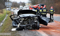 Czołówka na krajowej ósemce między Bardem a Dębowiną. Dwie osoby w szpitalu [FOTO] [AKTUALIZACJA]