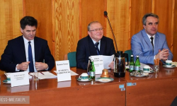 Były głosy sprzeciwu, nie zabrakło kontrowersji. Budżet powiatu na 2018 rok przyjęty [FOTO]
