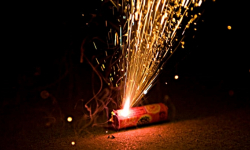 Fajerwerki przed Sylwestrem? Za wczesne odpalanie petard grozi 500 zł kary