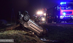 Wypadł z drogi, uderzył w słup energetyczny i dachował. Utrudnienia na krajowej ósemce [FOTO]