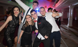 Uczniowie ząbkowickiego „ogólniaka” bawili się na balu maturalnym [FOTO]