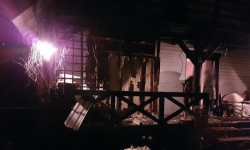 Paliła się podłoga tarasowa i elewacja budynku mieszkalnego