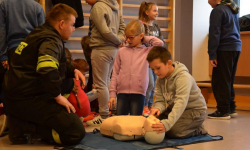 Strażacy uczyli dzieci udzielania pierwszej pomocy