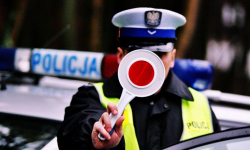 Najpierw próbował uciekać przez policją. Potem naruszył nietykalność osobistą mundurowych