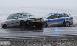 Kolizja na krajowej ósemce. Ford wypadł z drogi [FOTO]