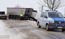 Ciągnik siodłowy w rowie, naczepa blokuje przejazd. Utrudnienia nieopodal Ciepłowód [FOTO]