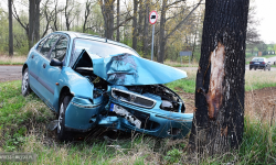 Rover zatrzymał się na drzewie. Autem jechała matka z córką [FOTO] [AKTUALIZACJA]