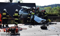 Groźne zderzenie dwóch osobówek w Laskach. Auto zawisło na barierze [foto] [aktualizacja]