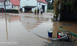 Podtopienia w Byczeniu. W jednym z budynków mieszkalnych było około 30 cm wody