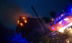 Piorun uderzył w budynek. Spłonął dach i poddasze