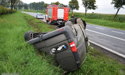 Dostawczy Mercedes dachował na krajowej ósemce [foto]
