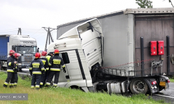 Kolizja samochodu ciężarowego na wysokości Tarnowa. Zablokowany jeden pas ruchu [foto]