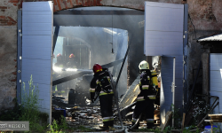 Płonął budynek gospodarczy w Byczeniu [foto] [aktualizacja]