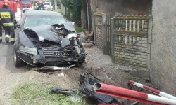 Wypadł z drogi, uszkodził barierę i część elewacji budynku mieszkalnego [foto]