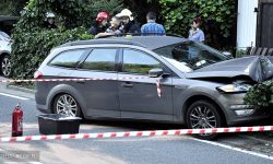 Osobówka wypadła z drogi i uderzyła w słup energetyczny. Droga zablokowana [foto] [aktualizacja]