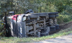 Samochód ciężarowy w rowie przed Bardem [foto]