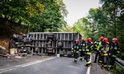 Zablokowana droga krajowa nr 46 w okolicach Mąkolna. Samochód ciężarowy przewrócił się na jezdnię
