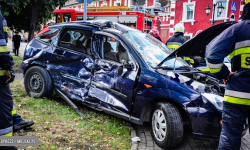 Zderzenie trzech pojazdów na skrzyżowaniu w Złotym Stoku [foto] [aktualizacja]