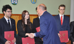 Uczniowie szkół ponadgimnazjalnych z nagrodami Zarządu Powiatu Ząbkowickiego
