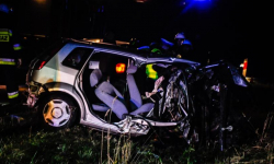 Poważny wypadek między Niedźwiednikiem i Stolcem. Osobówka uderzyła w drzewo [foto] [aktualizacja]