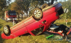 Osobowy Seat dachował między Ziębicami a Nowym Dworem. Autem jechało dwóch 19-latków [foto]