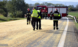 Utrudnienia na krajowej ósemce. Na jezdnię wysypało się ziarno kukurydzy [foto] [aktualizacja]