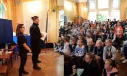 Młodzież i policjanci rozmawiali z dziećmi o cyberprzemocy i zagrożeniach w sieci