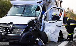 Zderzenie dwóch pojazdów dostawczych na krajowej ósemce za Bardem [foto] [aktualizacja]