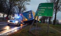 Utrudnienia na ósemce. W samochodzie ciężarowym przechyliła się naczepa [foto][aktualizacja]