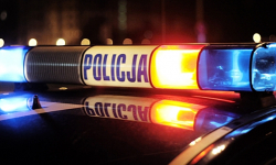 Zniszczyli dwa auta i drzwi wejściowe do lokalu