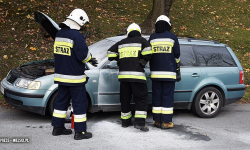 Pożar auta na ul. Głównej w Bardzie. Pomogli inni kierowcy [foto]