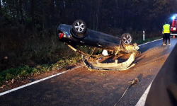 Groźny wypadek za Ziębicami. Kierujący Volkswagenem zabrany śmigłowcem do szpitala [aktualizacja]