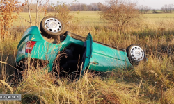 Dachowanie między Kamieńcem Ząbkowickim a Złotym Stokiem. Jedna osoba w szpitalu [foto]