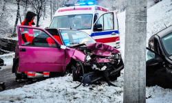 Czołowe zderzenie dwóch osobówek w Laskach [foto]