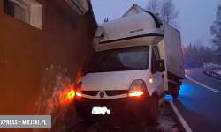 Zjechał z drogi i wjechał w budynek mieszkalny [foto]