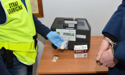 Przekazywali sobie amfetaminę. Wpadli na gorącym uczynku