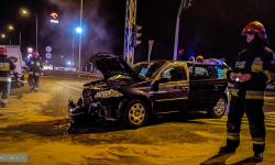 Zignorował czerwone światło, z impetem wjechał na skrzyżowanie i doprowadził do zderzenia [video]