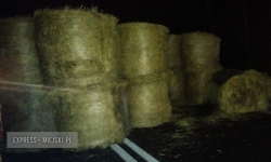 Utrudnienia na krajowej ósemce. Przejazd zablokowały bele siana [foto]