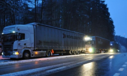 Ślisko na drogach. Droga w Kluczowej zablokowana, są objazdy [AKTUALIZACJA]