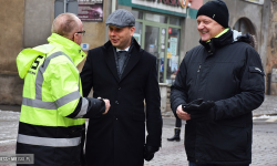 Wojewoda odwiedził Bardo. Był spacer po bardzkiej starówce i wizyta w bazylice [foto]