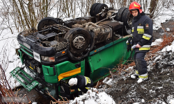 W Laskach dachowała śmieciarka i wpadła do potoku. Kierowca trafił do szpitala [foto] [aktualizacja]