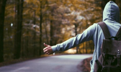 Tłumaczył, że musi dostać się do szpitala. Okradł kobietę, która zabrała go „na stopa”