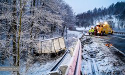 Zablokowana droga krajowa nr 46. Samochód ciężarowy wypadł z drogi [foto] [aktualizacja]