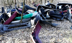 Kilkadziesiąt zderzaków i kilka opon wyrzuconych na Bartnikach. Sprawę bada policja 