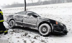 Mitsubishi w rowie na krajowej ósemce przy zjeździe do Koźmic [foto]