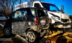 Zderzenie pojazdu dostawczego z osobówką [foto] [aktualizacja]