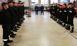 Trzech strażaków ukończyło staż w Państwowej Straży Pożarnej i otrzymało awans