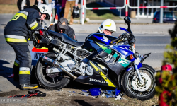 Kolizja motocykla i osobówki w Złotym Stoku