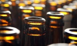 19-latek „dorabiał” do pensji. „Odbijał” na kasie fikcyjnie oddawane butelki zwrotne i brał kaucję